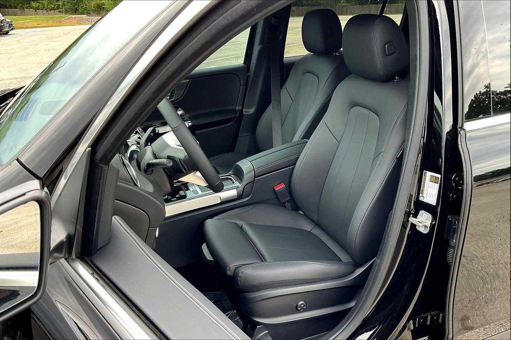 new 2025 Mercedes-Benz GLB 250 car, priced at $49,595