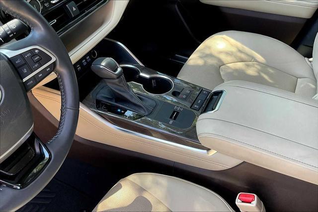used 2022 Toyota Highlander car, priced at $40,657