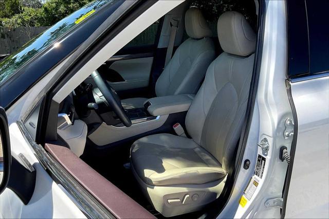 used 2022 Toyota Highlander car, priced at $40,657