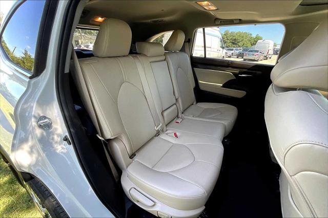 used 2022 Toyota Highlander car, priced at $40,657