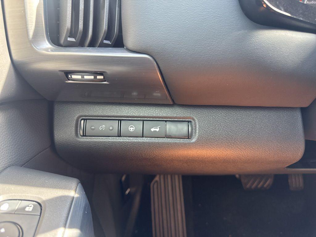 new 2025 Nissan Pathfinder car, priced at $39,178