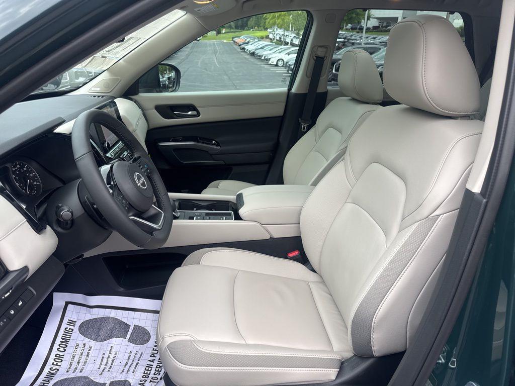 new 2025 Nissan Pathfinder car, priced at $45,038