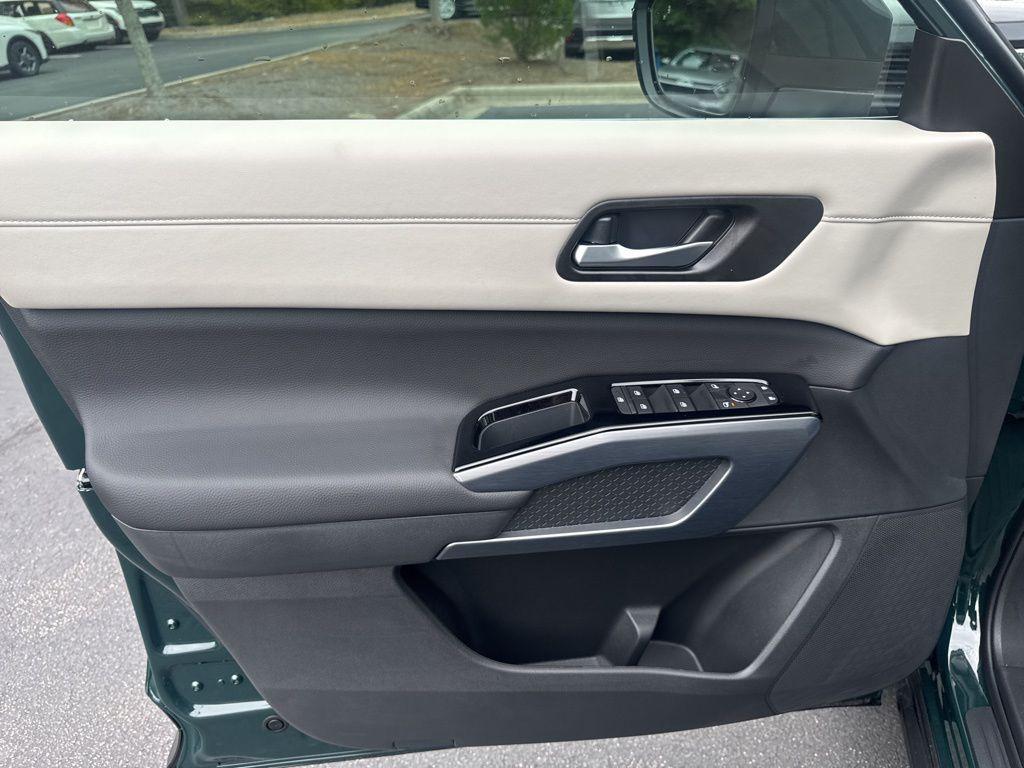 new 2025 Nissan Pathfinder car, priced at $45,038