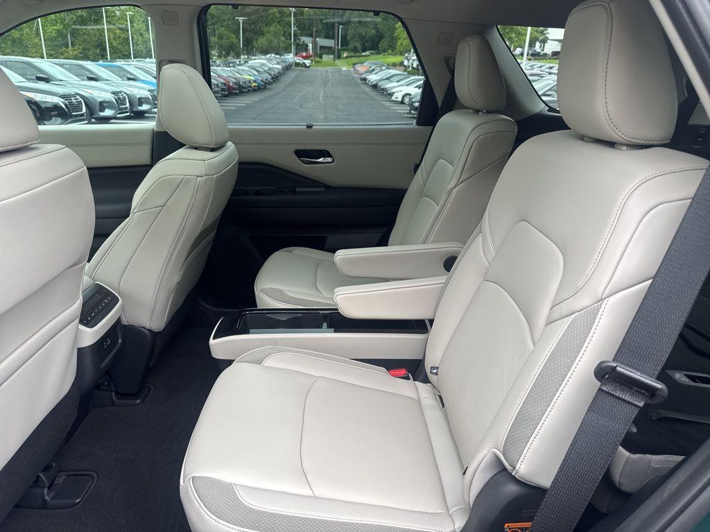 new 2025 Nissan Pathfinder car, priced at $45,038