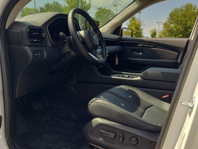 new 2025 Honda Pilot car, priced at $45,550