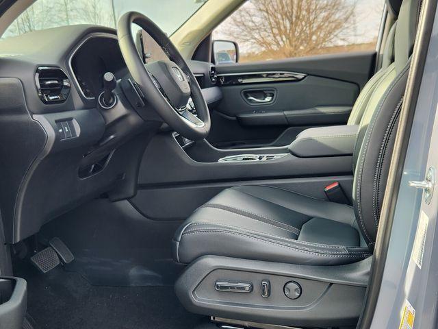 new 2025 Honda Pilot car, priced at $54,672