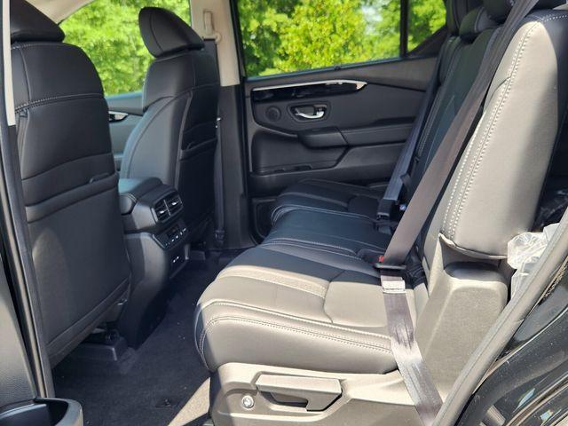 new 2025 Honda Pilot car, priced at $42,950