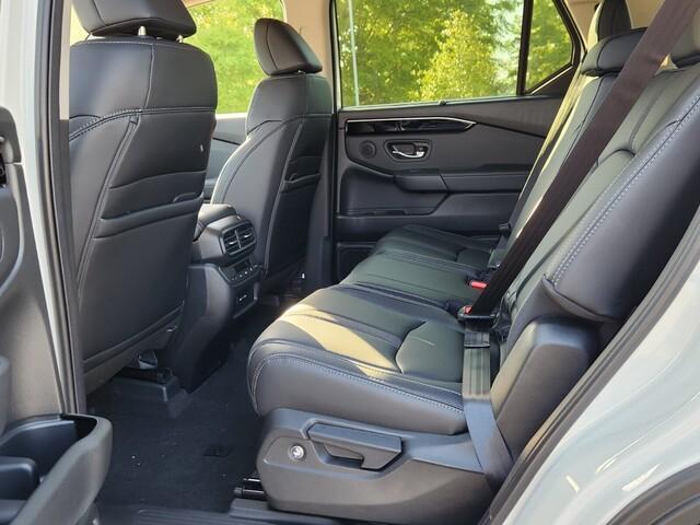 new 2025 Honda Pilot car, priced at $43,405