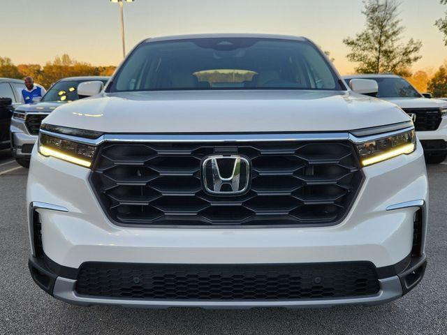 new 2025 Honda Pilot car, priced at $43,350