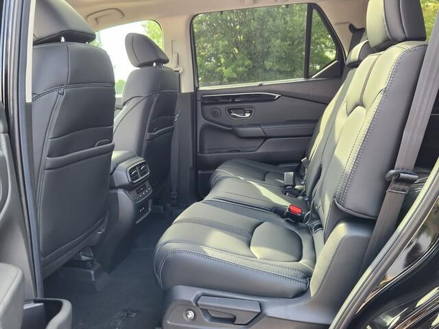 new 2025 Honda Pilot car, priced at $48,850