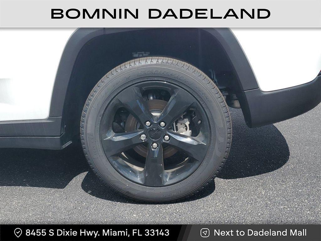 used 2025 Jeep Grand Cherokee car, priced at $37,690