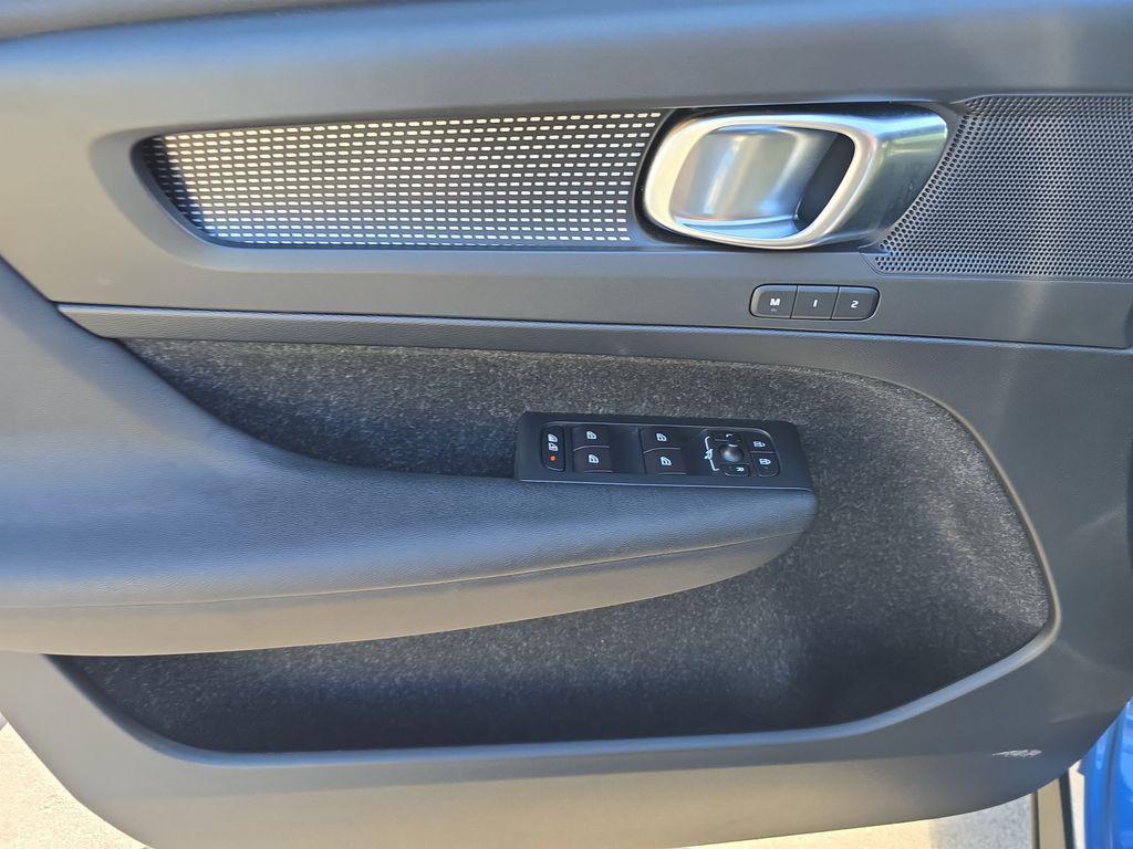 used 2020 Volvo XC40 car, priced at $25,490