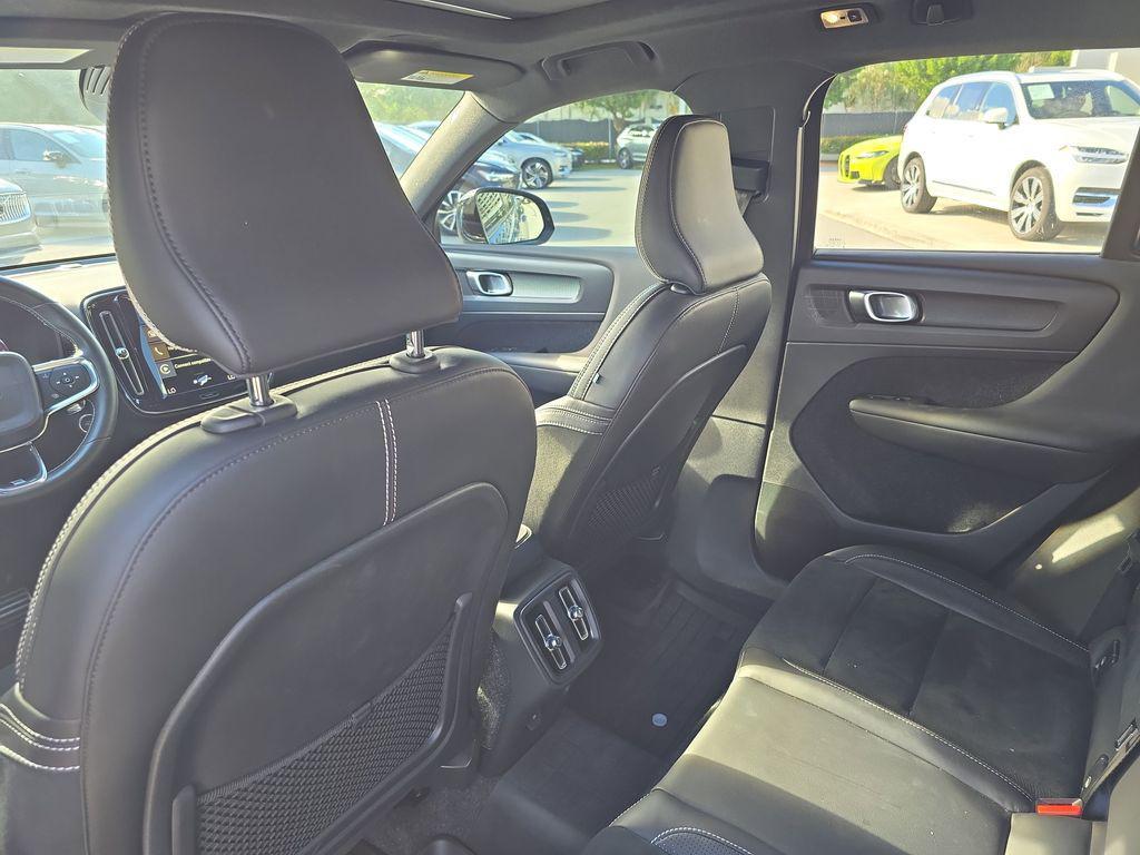 used 2020 Volvo XC40 car, priced at $25,490