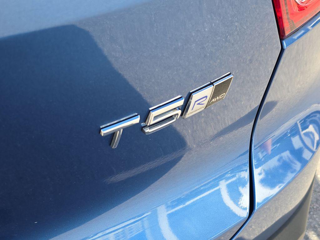 used 2020 Volvo XC40 car, priced at $25,490