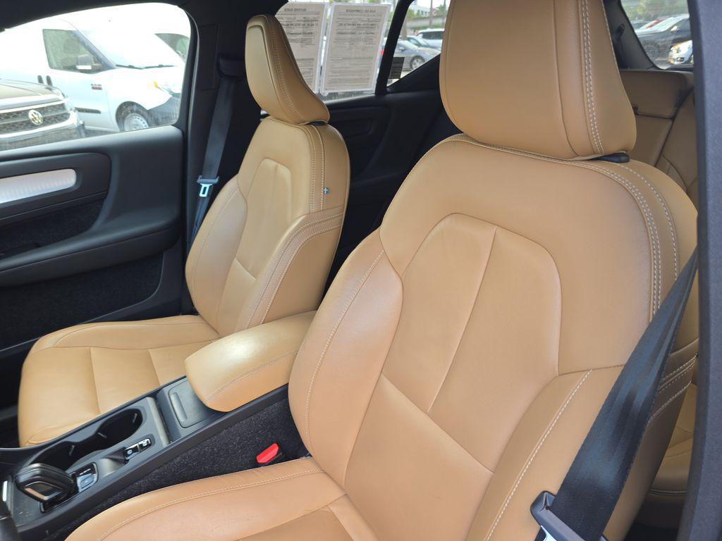 used 2019 Volvo XC40 car, priced at $21,490