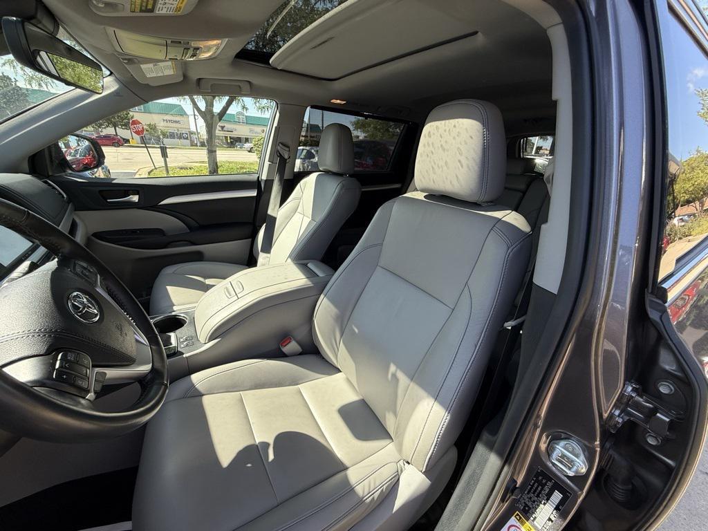 used 2019 Toyota Highlander car, priced at $27,444