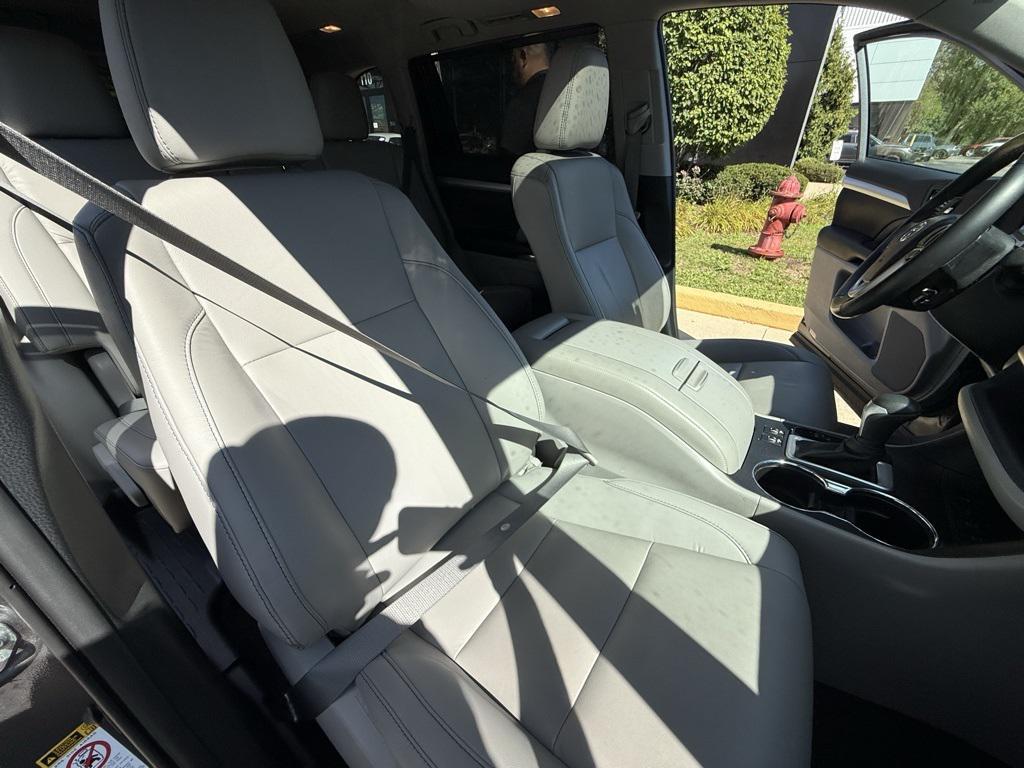 used 2019 Toyota Highlander car, priced at $27,444