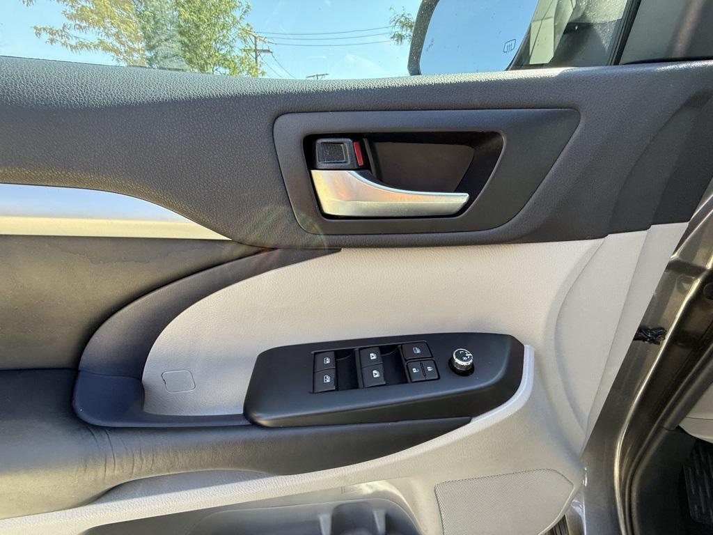 used 2019 Toyota Highlander car, priced at $27,444