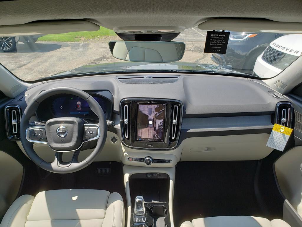 new 2025 Volvo XC40 car