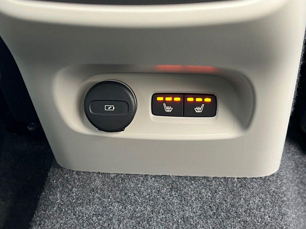new 2025 Volvo XC40 car