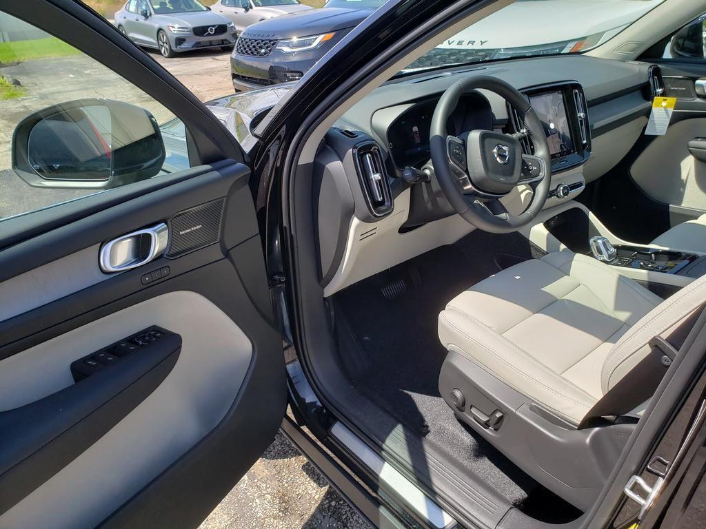 new 2025 Volvo XC40 car