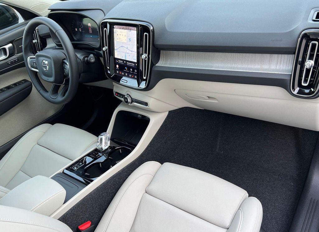 new 2025 Volvo XC40 car