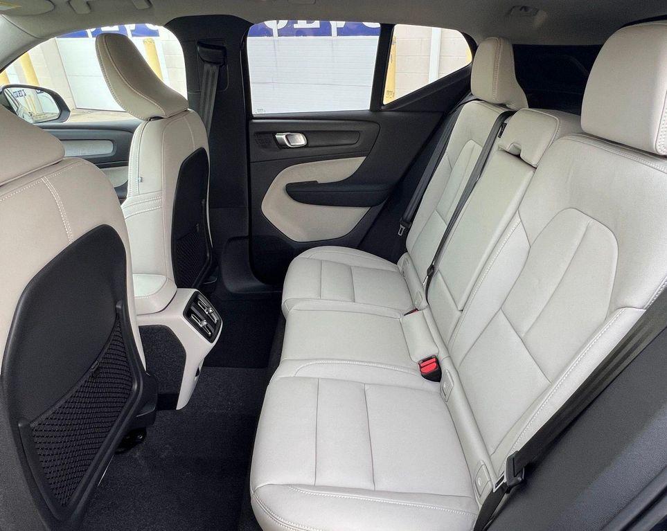 new 2025 Volvo XC40 car