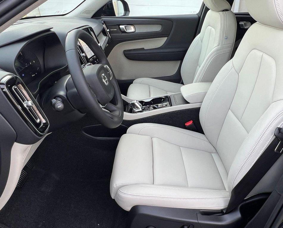 new 2025 Volvo XC40 car