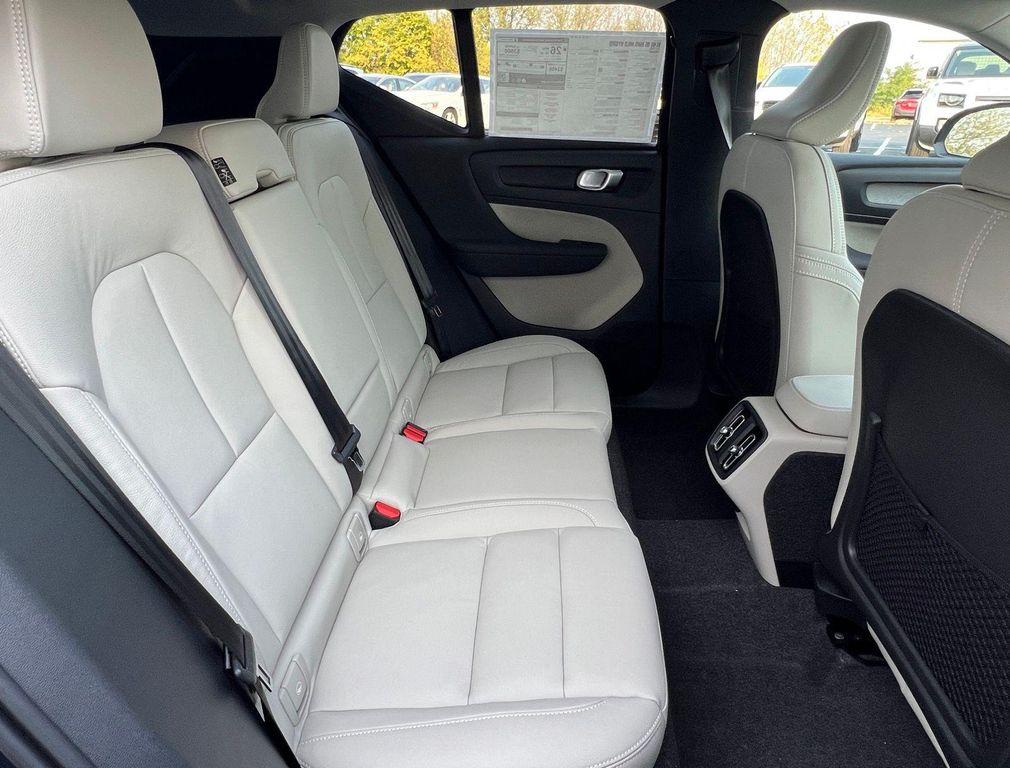new 2025 Volvo XC40 car