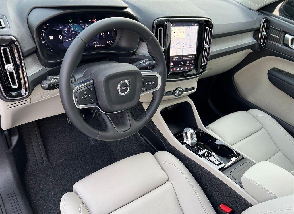 new 2025 Volvo XC40 car