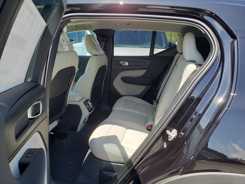 new 2025 Volvo XC40 car