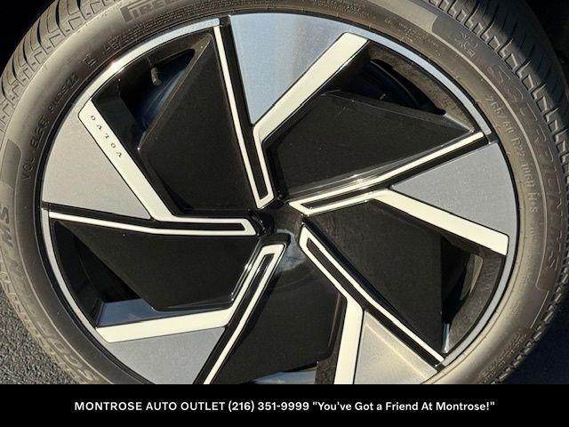 new 2025 Volvo EX90 car, priced at $92,675