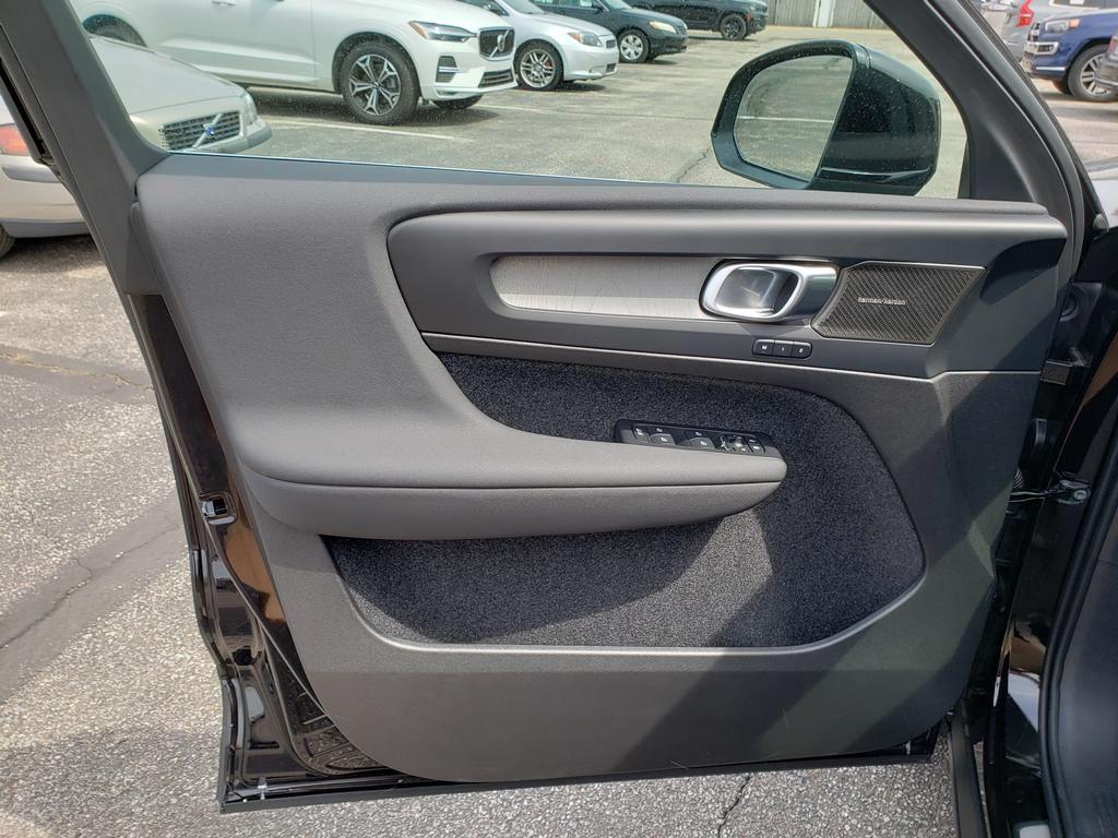 new 2025 Volvo XC40 car, priced at $52,235