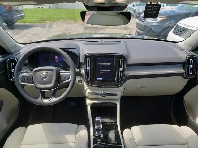 new 2025 Volvo XC40 car