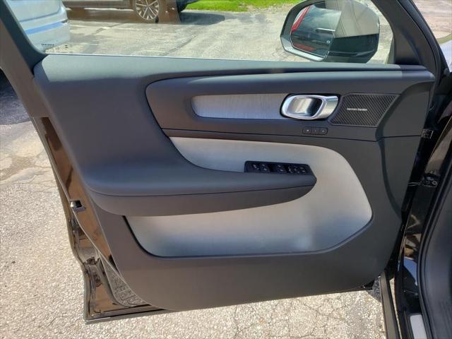 new 2025 Volvo XC40 car