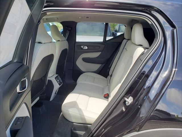 new 2025 Volvo XC40 car