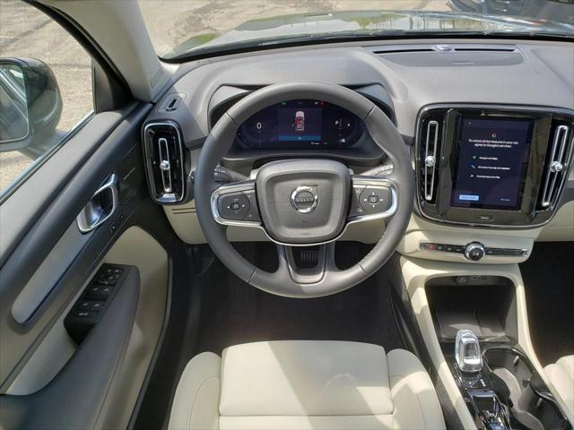 new 2025 Volvo XC40 car
