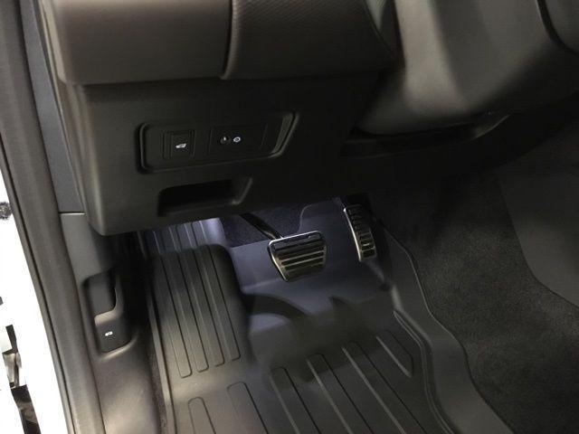 new 2024 Land Rover Discovery car, priced at $68,482