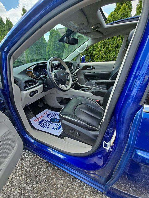 used 2021 Chrysler Pacifica Hybrid car, priced at $31,000