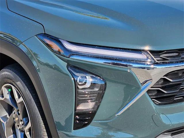 new 2025 Chevrolet Trax car, priced at $25,525