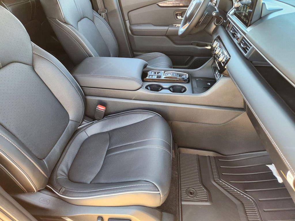 new 2025 Honda Pilot car, priced at $48,722