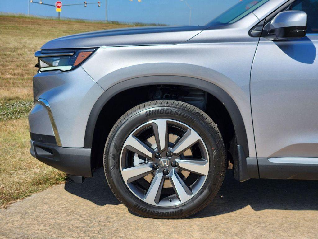 new 2025 Honda Pilot car, priced at $47,276