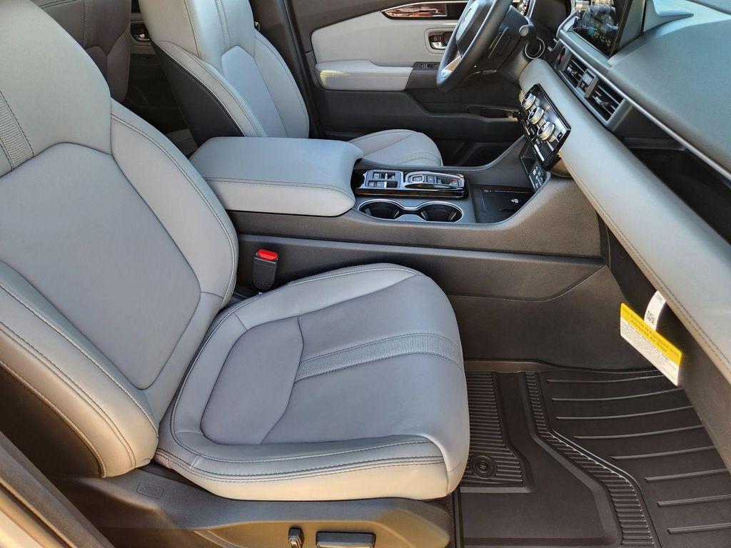 new 2025 Honda Pilot car, priced at $47,276