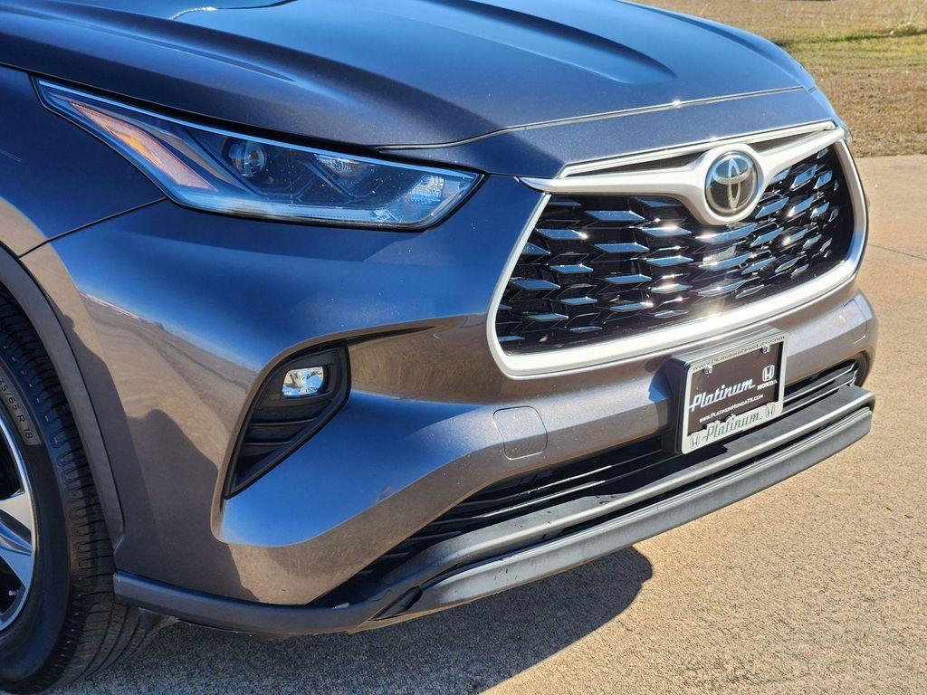 used 2021 Toyota Highlander car, priced at $23,247