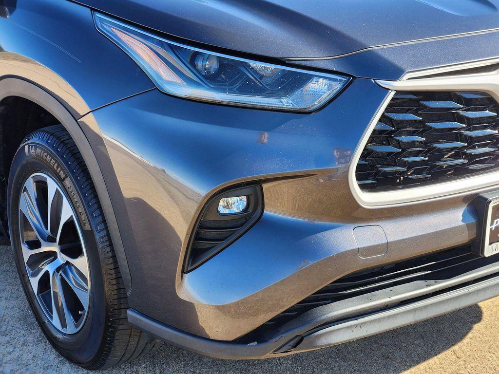 used 2021 Toyota Highlander car, priced at $23,247