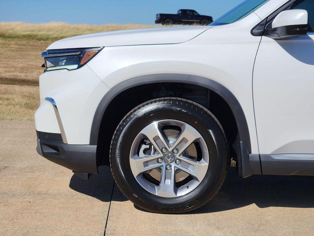 new 2025 Honda Pilot car, priced at $44,695