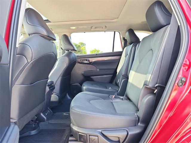 used 2022 Toyota Highlander car, priced at $44,599