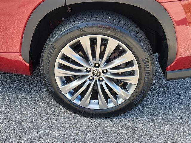 used 2022 Toyota Highlander car, priced at $44,599