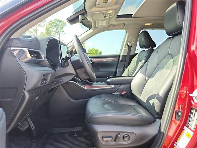 used 2022 Toyota Highlander car, priced at $44,599