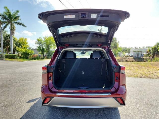 used 2022 Toyota Highlander car, priced at $44,599